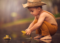 Chłopiec w kapeluszu i żabki