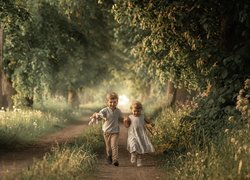 Chłopiec z dziewczynką na leśnej drodze