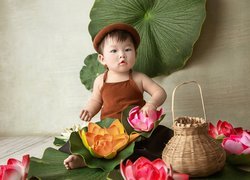 Chłopiec z kwiatami lotosu