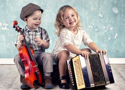 Chłopiec ze skrzypcami i dziewczynka z akordeonem
