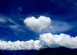 Chmura w kształcie serca na błękitnym niebie