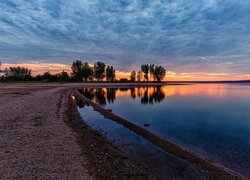 Stany Zjednoczone, Kolorado, Park stanowy, Chatfield State Park, Jezioro, Chatfield Lake, Drzewa, Chmury