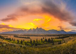 Chmury i kolorowe niebo nad Parkiem Narodowym Grand Teton