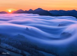 Chmury i mgła nad górami o zachodzie słońca