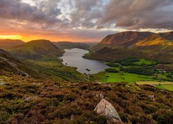 Góry High Stile, Dolina, Jezioro, Crummock Water, Drzewa, Domy, Zachód słońca, Chmury, Park Narodowy Lake District, Anglia