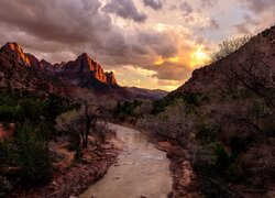 Park Narodowy Zion, Utah, Rzeka, Kamienie, Drzewa, Góra Watchman, Rzeka Virgin River, Skały, Zachód słońca, Chmury, Stany Zjednoczone