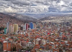 Chmury nad górami i domami w La Paz