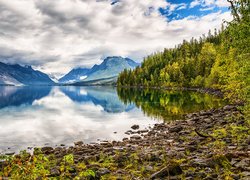 Chmury nad górami i jeziorem Lake McDonald