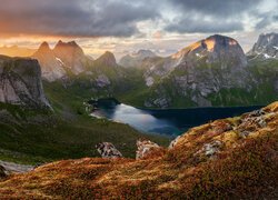 Norwegia, Lofoty, Góry, Jezioro, Trawa, Rośliny, Chmury, Zachód Słońca