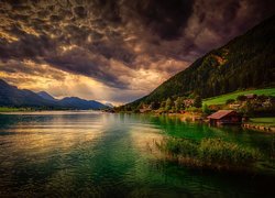 Austria, Karyntia, Góry Alpy Gailtalskie, Jezioro Weissensee, Chmury
