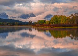 Chmury nad górami i jeziorem w Parku Narodowym Grand Teton