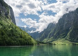 Chmury nad górskim jeziorem Konigssee w Niemczech