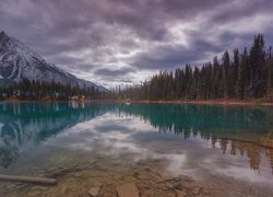 Chmury nad jeziorem Emerald Lake w Parku Narodowym Yoho w Kanadzie