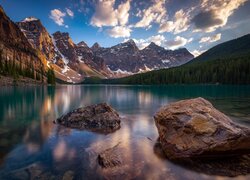 Chmury nad jeziorem Moraine i górami w Parku Narodowym Banff