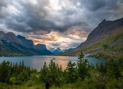 Stany Zjednoczone, Stan Montana, Park Narodowy Glacier, Jezioro, Saint Mary Lake, Góry, Drzewa, Chmury