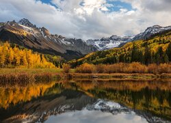 Góry, San Juan Mountains, Góra, Mount Sneffels, Jezioro, Blue Lake, Las, Drzewa, Jesień, Chmury, Stan Kolorado, Stany Zjednoczone