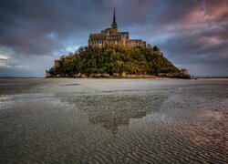 Chmury nad Opactwem św Michała Archanioła na wyspie Mont Saint-Michel