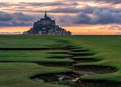 Francja, Mont Saint-Michel, Opactwo św. Michała Archanioła, Trawa, Woda, Niebo, Chmury Zamek