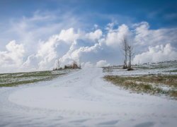 Chmury nad ośnieżoną drogą