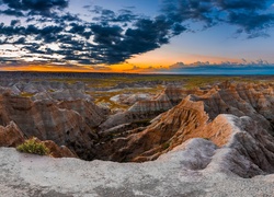 Stany Zjednoczone, Stan Dakota Południowa, Park Narodowy Badlands, Skały, Niebo, Chmury