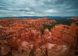 Chmury nad Parkiem Narodowym Bryce Canyon