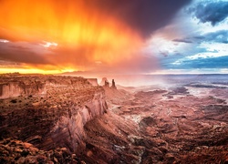 Chmury nad Parkiem Narodowym Canyonlands w Utah