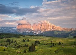 Dolomity, Góry, Sassolungo, Płaskowyż Seiser Alm, Dolina, Val Gardena, Drzewa, Drewniane, Domki, Chmury, Włochy
