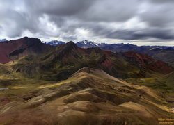 Chmury nad Rainbow Mountain w Peru