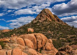 Chmury nad skałami Granite Dells w Prescott