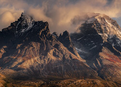 Chmury nad szczytami gór w Parku Narodowym Torres del Paine