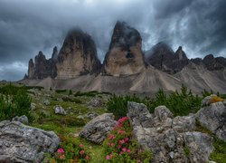 Chmury nad szczytami Tre Cime di Lavaredo we włoskich Dolomitach