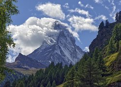 Góry, Alpy Pennińskie, Szczyt Matterhorn, Chmury, Drzewa, Szwajcaria