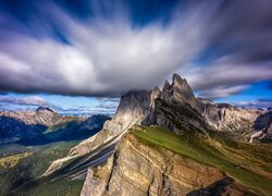 Chmury nad szczytem Seceda w Dolomitach