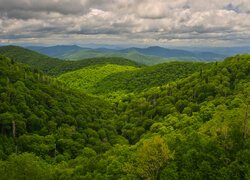 Chmury nad zalesionymi górami i wzgórzami