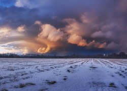 Chmury nad zaśnieżonym polem