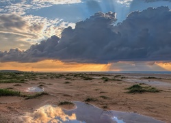 Chmury zebrały się nad morską plażą