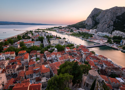 Chorwackie miasto Omis przy ujściu rzeki Cetiny