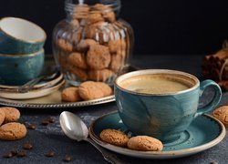 Ciasteczka obok filiżanki z kawą