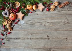 Ciasteczka, orzechy i jabłka w kompozycji świątecznej