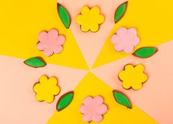 Ciasteczka w kształcie kwiatków i listków
