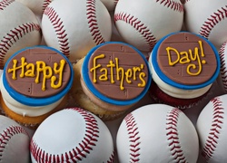 Ciasteczka z życzeniami na Dzień Ojca pośród piłeczek do baseballa