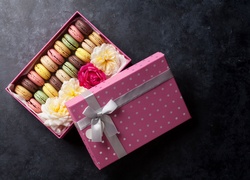 Ciastka makaroniki i róże w ozdobnym pudełku