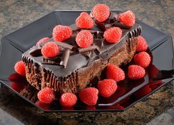 Ciasto czekoladowe w polewie z malinami