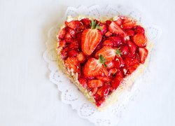 Ciasto w kształcie serca z truskawakami