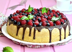 Ciasto z czekoladową polewą udekorowane owocami