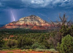 Ciemne chmury i błyskawice nad Thunder Mountain w Sedonie
