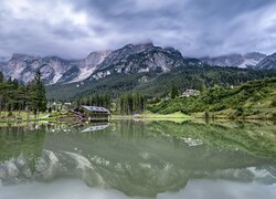 Ciemne chmury i mgła nad jeziorem Lake Mosigo we Włoszech