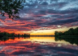 Ciemne chmury i zachód słońca nad jeziorem Quail Lake w Kalifornii