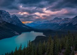 Park Narodowy Banff, Jezioro Peyto Lake, Skały, Góry, Las, Drzewa, Wschód słońca, Ciemne, Chmury, Prowincja Alberta, Kanada