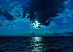 Ciemne chmury na nocnym niebie nad morzem